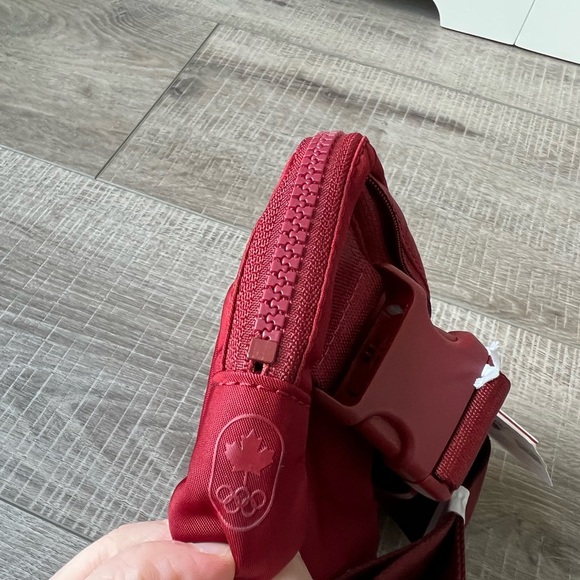 OG Lululemon Everywhere Belt Bag 1L Olympic Canada in Dark Sport Red - Picture 5 of 6
